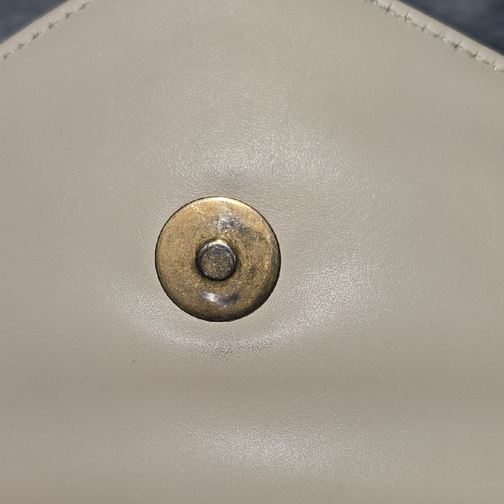 Gucci Cream Clutch with Crystal Bee Embellishment - Picture 14 of 16